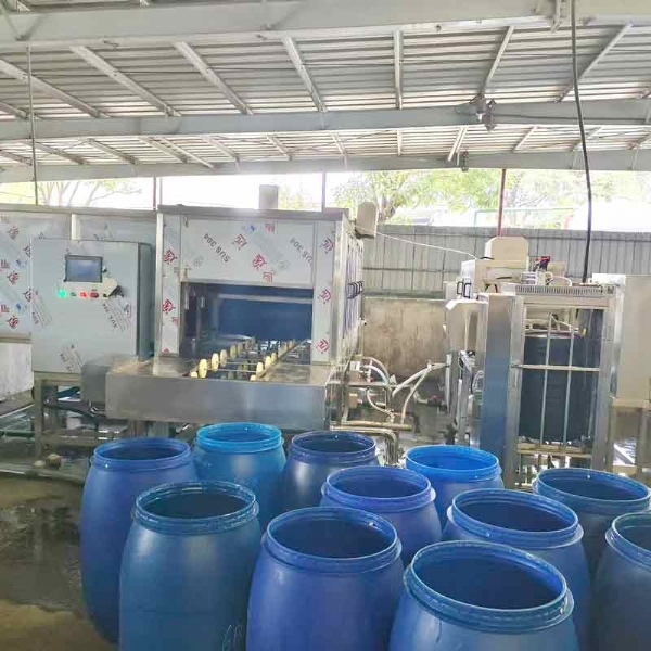 廣東德美精細(xì)化工集團(tuán)股份有限公司隧道式洗桶機(jī)，桶蓋清洗機(jī)使用現(xiàn)場(chǎng)